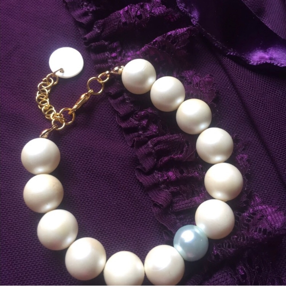 Elegant Pearl Bracelet with Gold Accents Blue